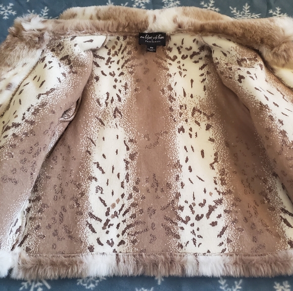 Faux fur women's coat size M made in Canada - Picture 7 of 9